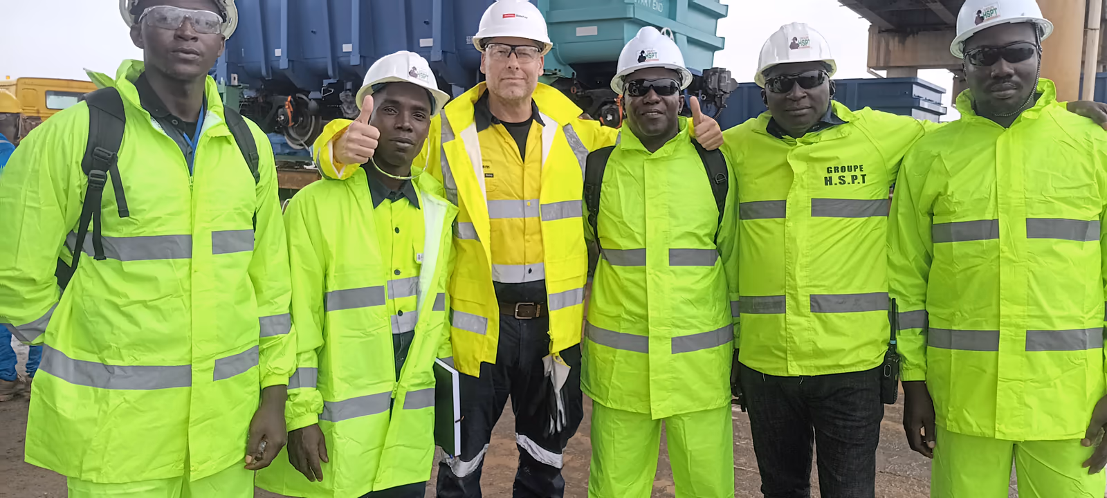 Agents GROUPE HSPT en tenue de pluie haute visibilité sur le site portuaire