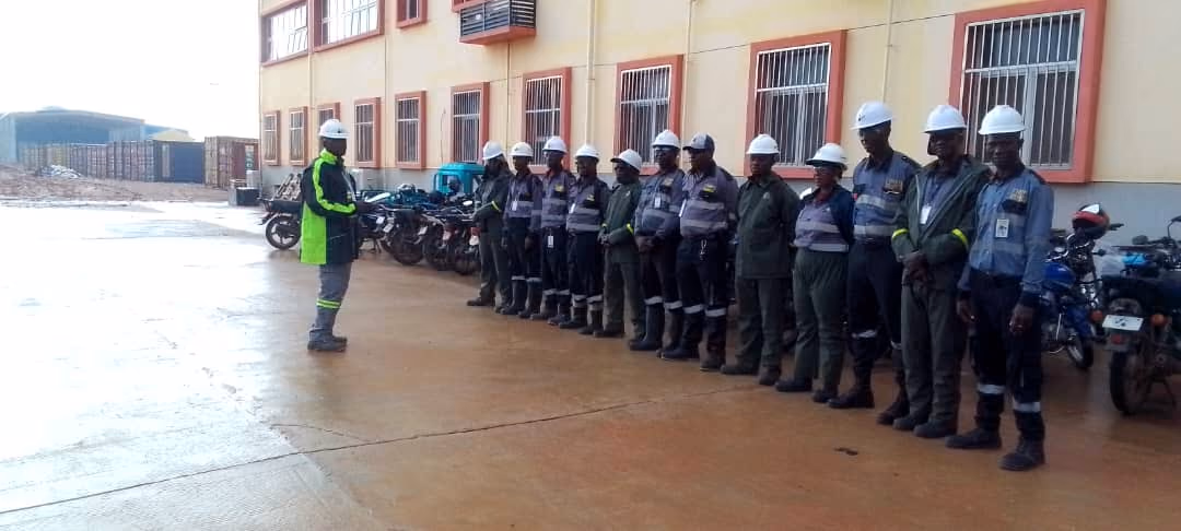 Agents GROUPE HSPT alignés lors d’un rassemblement