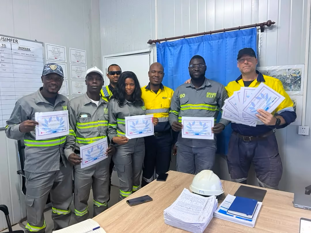 Participants réunis avec leurs attestations